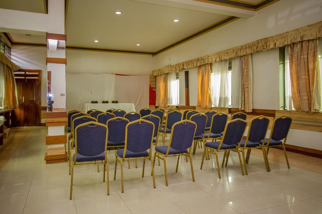 Grand Holiday International Hotel Mbarara ภายนอก รูปภาพ