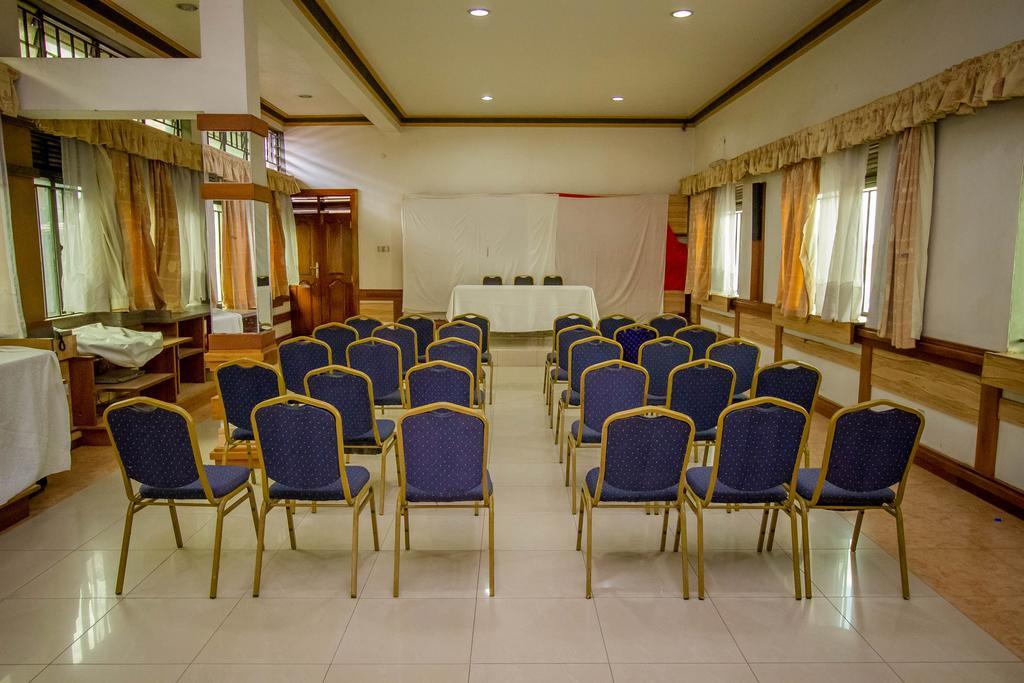 Grand Holiday International Hotel Mbarara ภายนอก รูปภาพ